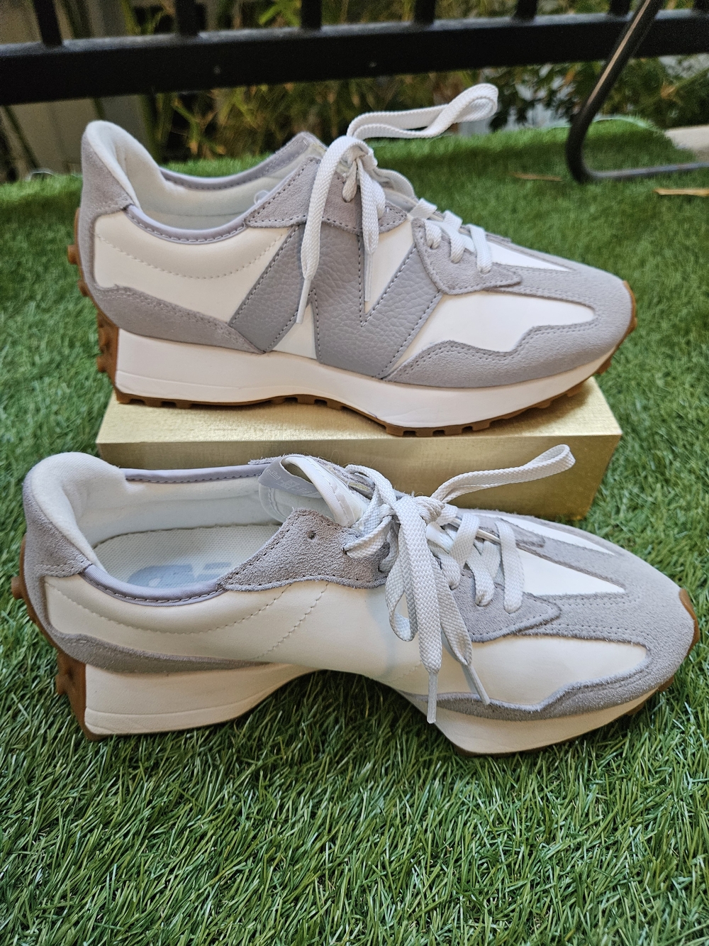 NWOT New Balance 327 White Gray Suede Sneakers Shoes Women's US 10 / EU 41.5